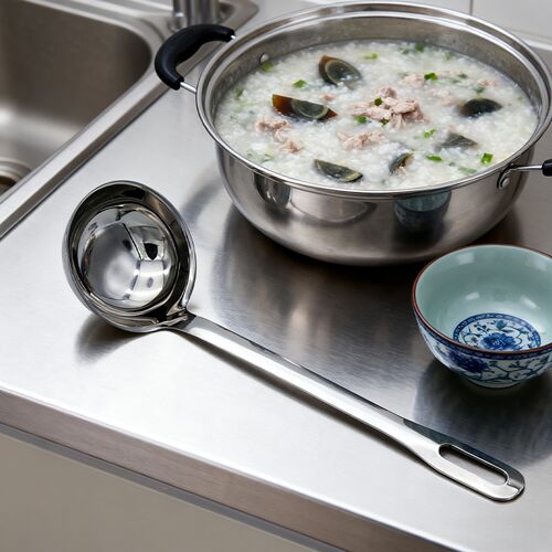 último caso de la compañía sobre Utensilios de cocina de acero inoxidable personalizados para un distribuidor de hostelería y servicios de alimentación